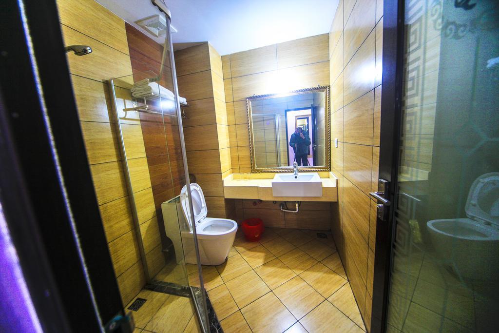 Fawlty Towers Hotel Yangshuo Room photo