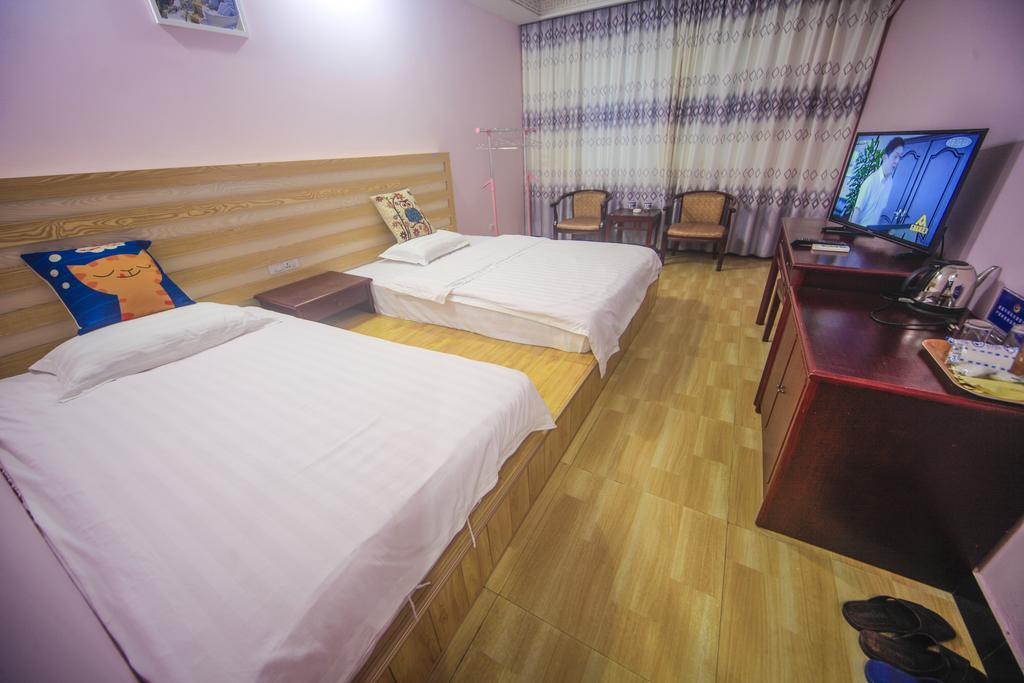 Fawlty Towers Hotel Yangshuo Room photo